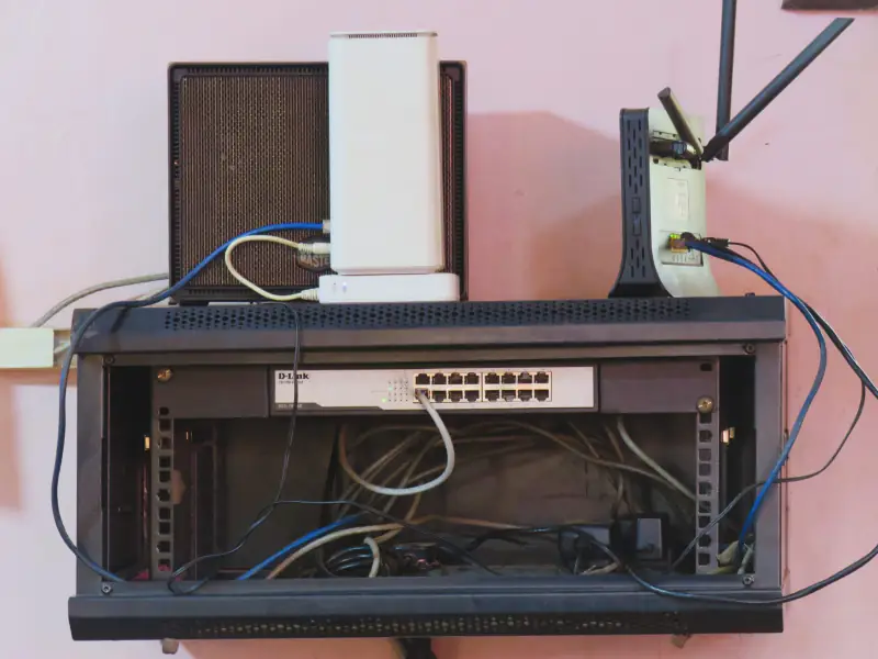 Duvara monte ağ kabinetinde switch, modem ve kablosuz erişim cihazı