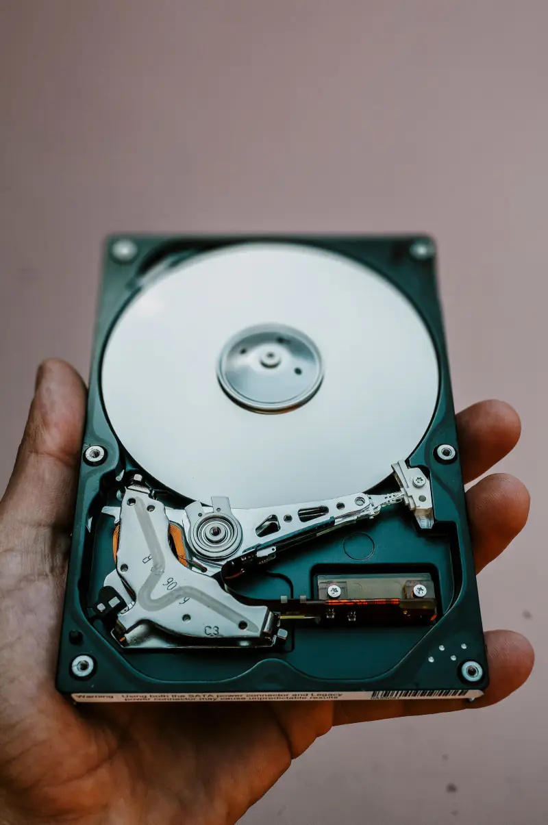 Kapağı açılmış sabit disk elde tutuluyor
