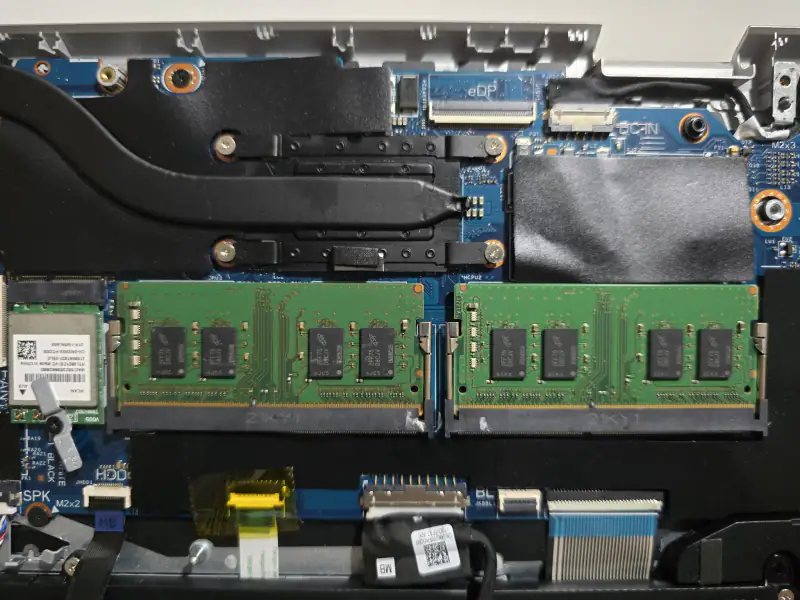 Kapağı açılmış laptopta RAM modülleri